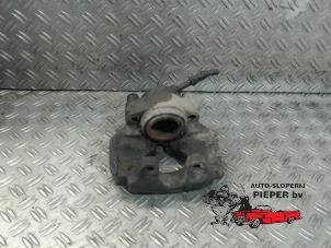 Used Front brake calliper, right Volkswagen Transporter T5 2.5 TDi Price on request offered by Autosloperij Pieper BV