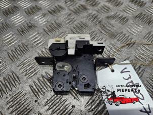 Used Tailgate lock mechanism Renault Clio III (BR/CR) 1.6 16V Price on request offered by Autosloperij Pieper BV