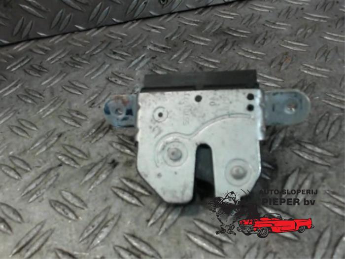 Tailgate lock mechanism from a Opel Corsa D 1.2 16V 2010