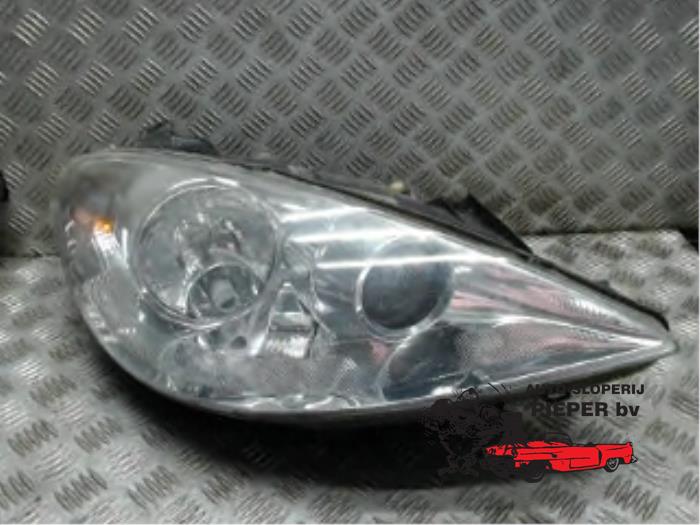 Używane Reflektor prawy Peugeot 807 2.2 16V Cena € 57,75 Procedura marży oferowane przez Autosloperij Pieper BV