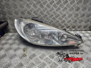 Used Headlight, right Peugeot 206 (2A/C/H/J/S) 1.4 16V Price on request offered by Autosloperij Pieper BV