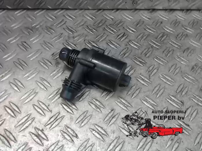 Begagnade Extra vattenpump BMW X5 (E53) 3.0d 24V Pris € 26,25 Marginaltabell erbjuds av Autosloperij Pieper BV