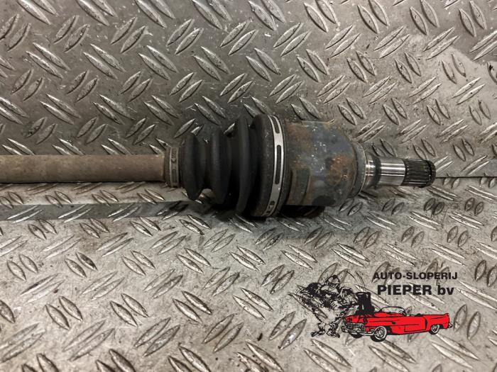 Front drive shaft, left from a Toyota Yaris (P1) 1.3 16V VVT-i 2000