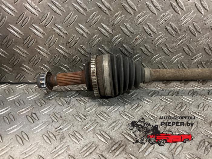 Front drive shaft, left from a Toyota Yaris (P1) 1.3 16V VVT-i 2000