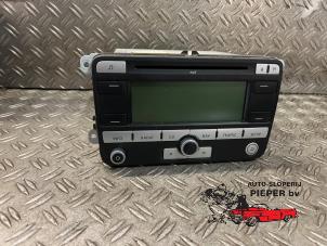 Used Radio CD player Volkswagen Touran (1T1/T2) 1.6 Price on request offered by Autosloperij Pieper BV