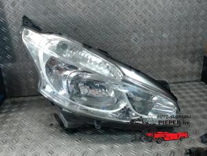 Used Headlight, right Peugeot 208 I (CA/CC/CK/CL) 1.2 Vti 12V PureTech 82 Price on request offered by Autosloperij Pieper BV