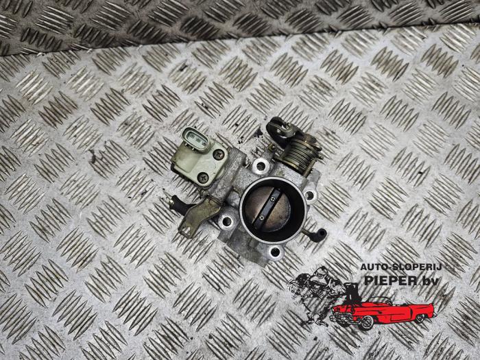 Drosselklappengehäuse van een Toyota Starlet (EP9) 1.3,XLi,GLi 16V 1998