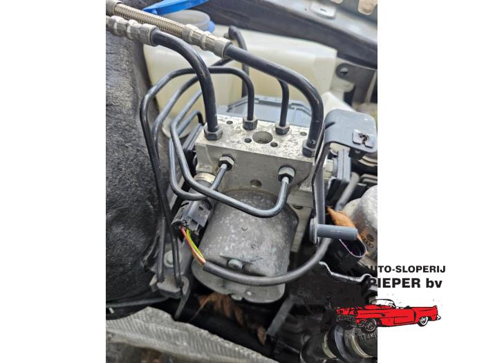 Usagé Pompe ABS Audi A4 Cabriolet (B6) 3.0 V6 30V Prix € 100,00 Règlement à la marge proposé par Autosloperij Pieper BV