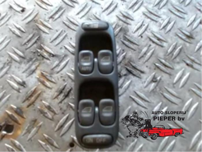 Usados Interruptor de ventanilla eléctrica Volvo V70 (GW/LW/LZ) 2.5 10V Precio € 31,50 Norma de margen ofrecido por Autosloperij Pieper BV