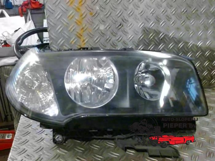 Używane Reflektor prawy BMW X3 (E83) 2.5 24V Cena € 210,00 Procedura marży oferowane przez Autosloperij Pieper BV