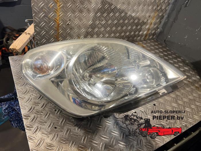 Używane Reflektor prawy Suzuki Splash 1.2 16V Cena € 131,25 Procedura marży oferowane przez Autosloperij Pieper BV