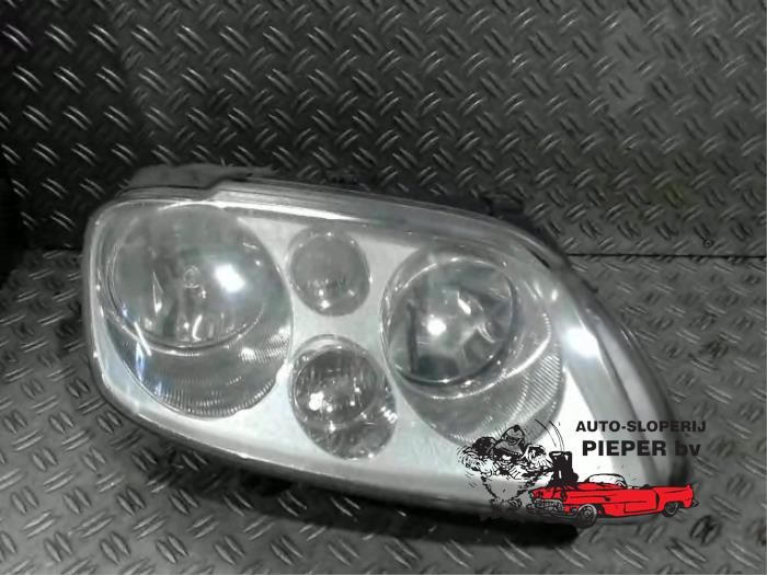 Używane Reflektor prawy Volkswagen Touran (1T1/T2) 1.9 TDI 105 Euro 3 Cena € 52,50 Procedura marży oferowane przez Autosloperij Pieper BV