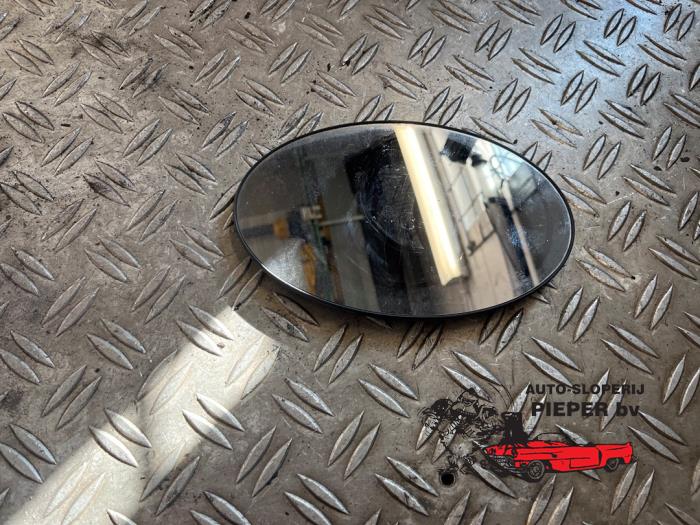 Używane Szyba lusterka lewego BMW Mini (R50/53) 1.6 16V Cooper Cena € 15,75 Procedura marży oferowane przez Autosloperij Pieper BV