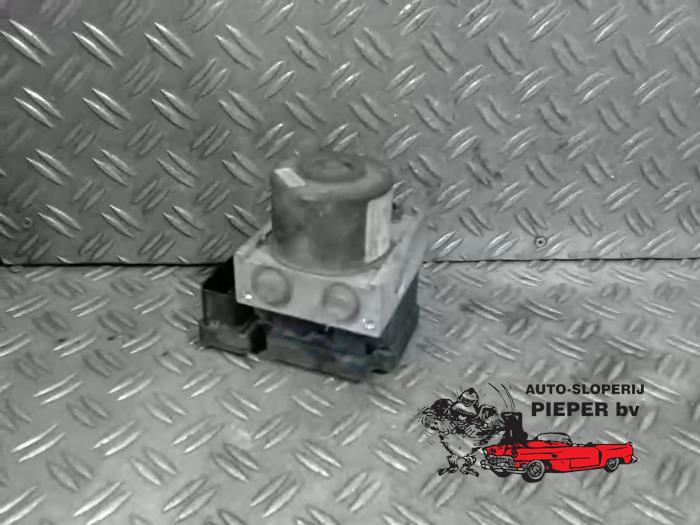 Używane Pompa ABS Ford Fiesta 5 (JD/JH) 1.4 16V Cena € 131,25 Procedura marży oferowane przez Autosloperij Pieper BV