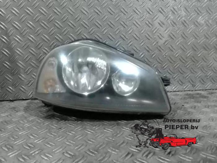 Używane Reflektor prawy Seat Arosa (6H1) 1.4 MPi Cena € 47,25 Procedura marży oferowane przez Autosloperij Pieper BV