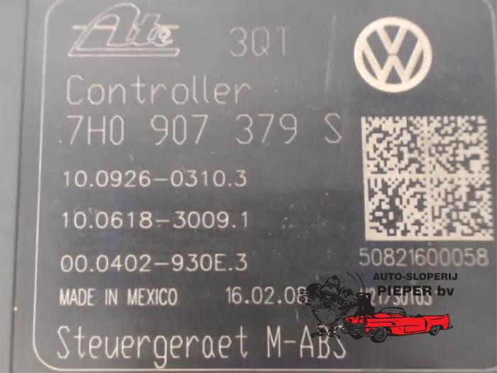 Bloc ABS d'un Volkswagen Transporter T5 2.5 TDi PF 2008
