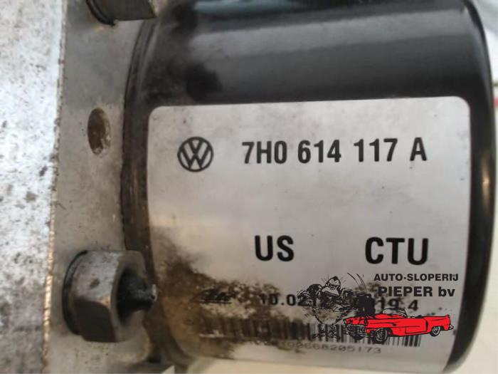 Bloc ABS d'un Volkswagen Transporter T5 2.5 TDi PF 2008