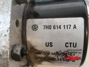 Bloc ABS d'un Volkswagen Transporter T5 2.5 TDi PF 2008