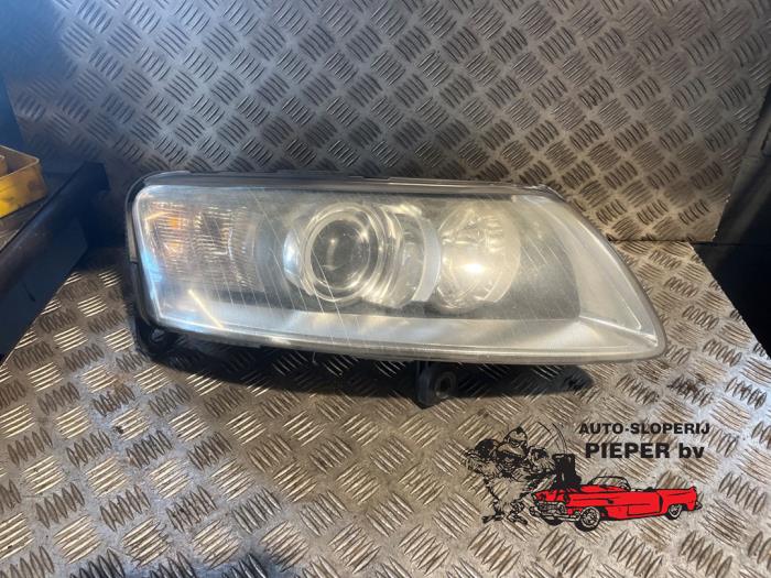 Używane Reflektor prawy Audi A6 Avant (C6) 3.0 TDI V6 24V Quattro Cena € 236,25 Procedura marży oferowane przez Autosloperij Pieper BV