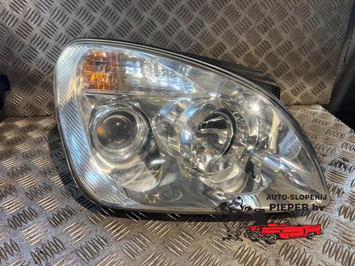 Używane Reflektor prawy Kia Carens III (FG) 2.0 CRDI VGT 16V Cena € 36,75 Procedura marży oferowane przez Autosloperij Pieper BV