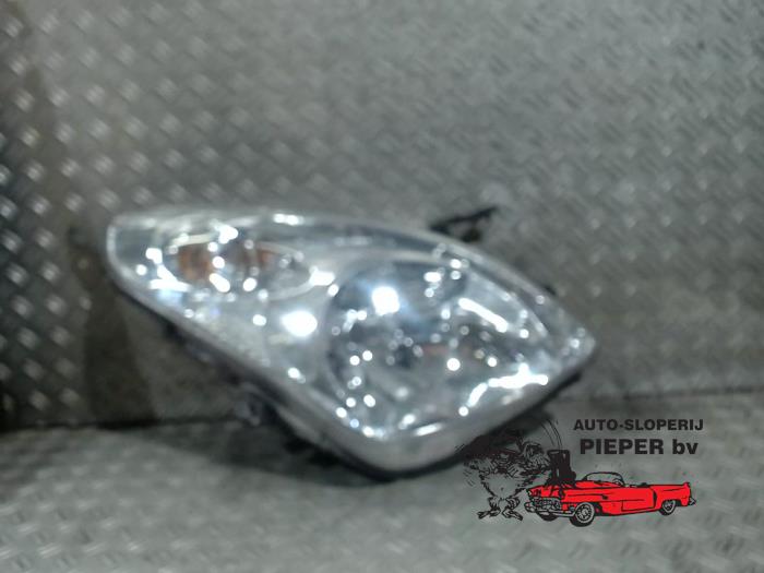 Używane Reflektor prawy Nissan Pixo (D31S) 1.0 12V Cena € 105,00 Procedura marży oferowane przez Autosloperij Pieper BV