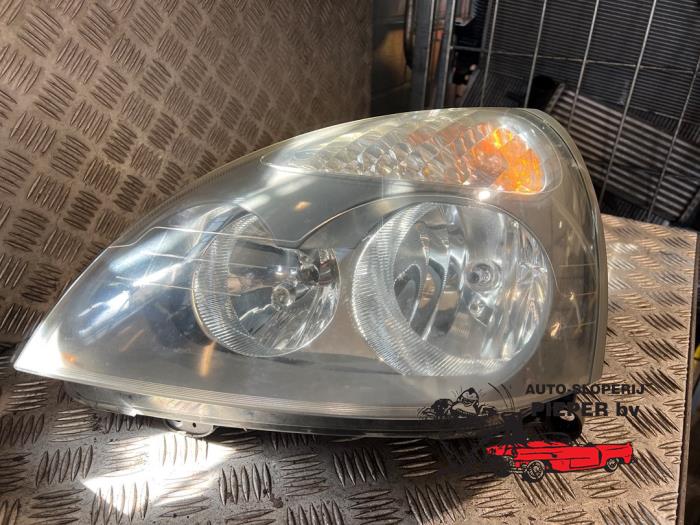 Używane Reflektor lewy Renault Clio II (BB/CB) 1.4 16V Cena € 52,50 Procedura marży oferowane przez Autosloperij Pieper BV
