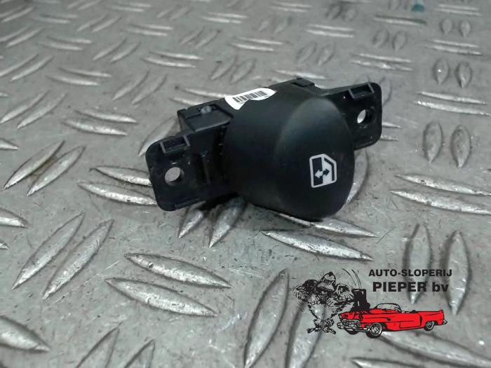 Usados Interruptor de ventanilla eléctrica Fiat 500e Precio € 21,00 Norma de margen ofrecido por Autosloperij Pieper BV