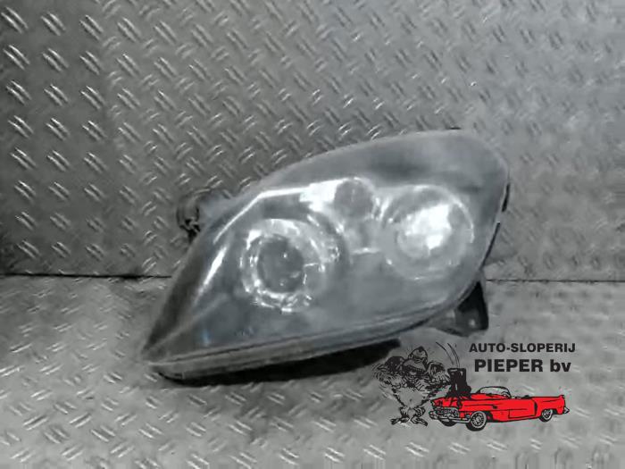Używane Reflektor lewy Opel Tigra Twin Top 1.4 16V Cena € 94,50 Procedura marży oferowane przez Autosloperij Pieper BV