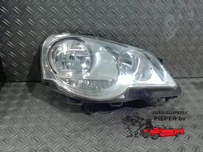 Używane Reflektor prawy Volkswagen Polo IV (9N1/2/3) 1.4 16V Cena € 42,00 Procedura marży oferowane przez Autosloperij Pieper BV