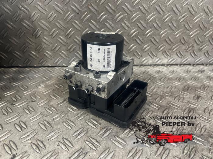 Usagé Bloc ABS Volkswagen Transporter T5 2.5 TDi Prix € 577,50 Règlement à la marge proposé par Autosloperij Pieper BV