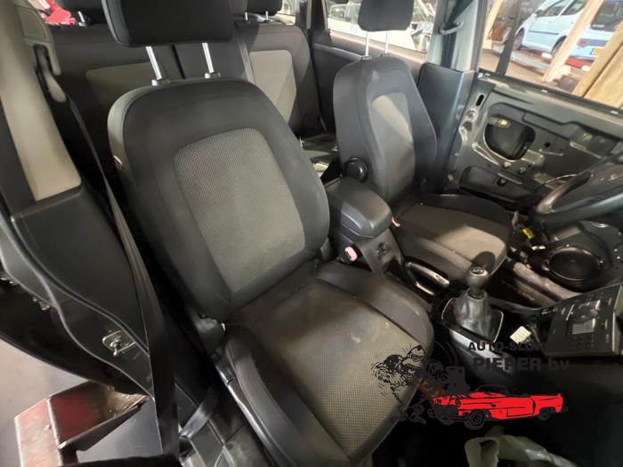 Używane Fotel prawy Opel Antara (LA6) 2.4 16V 4x4 Cena na żądanie oferowane przez Autosloperij Pieper BV