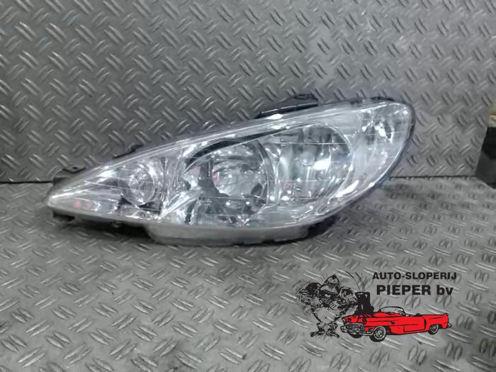 Używane Reflektor lewy Peugeot 206 SW (2E/K) 1.6 16V Cena € 36,75 Procedura marży oferowane przez Autosloperij Pieper BV