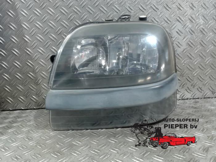 Używane Reflektor lewy Fiat Doblo (223A/119) 1.6 16V Cena € 42,00 Procedura marży oferowane przez Autosloperij Pieper BV