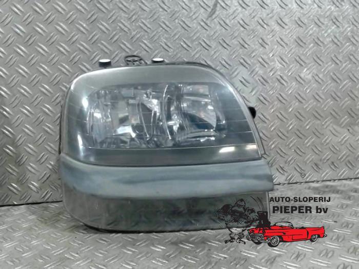 Używane Reflektor prawy Fiat Doblo (223A/119) 1.6 16V Cena € 42,00 Procedura marży oferowane przez Autosloperij Pieper BV