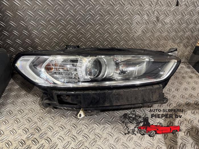 Używane Reflektor prawy Ford Mondeo V Wagon 1.5 TDCi Cena € 210,00 Procedura marży oferowane przez Autosloperij Pieper BV