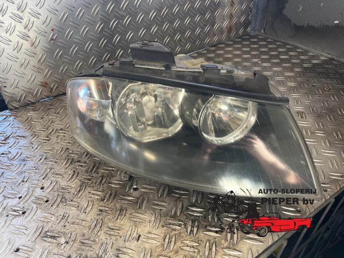 Używane Reflektor prawy Audi A3 (8P1) 1.6 16V FSI Cena € 52,50 Procedura marży oferowane przez Autosloperij Pieper BV