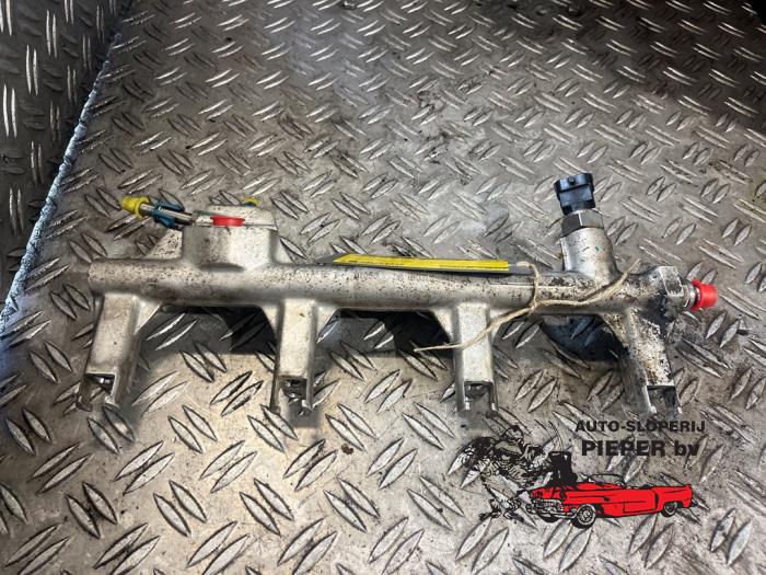 Usagé Système d'injection Opel Zafira (M75) 2.2 16V Direct Ecotec Prix € 42,00 Règlement à la marge proposé par Autosloperij Pieper BV