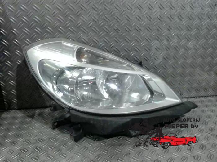 Używane Reflektor prawy Renault Clio III (BR/CR) 1.2 16V 75 Cena € 52,50 Procedura marży oferowane przez Autosloperij Pieper BV