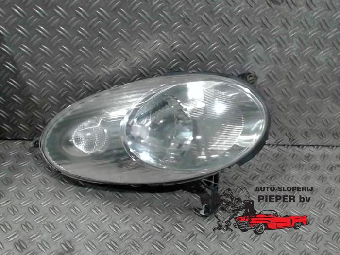 Używane Reflektor prawy Nissan Micra (K12) 1.2 16V Cena € 42,00 Procedura marży oferowane przez Autosloperij Pieper BV