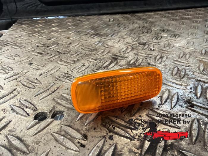Używane Kierunkowskaz prawy Daihatsu Cuore (L251/271/276) 1.0 12V DVVT Cena € 10,50 Procedura marży oferowane przez Autosloperij Pieper BV