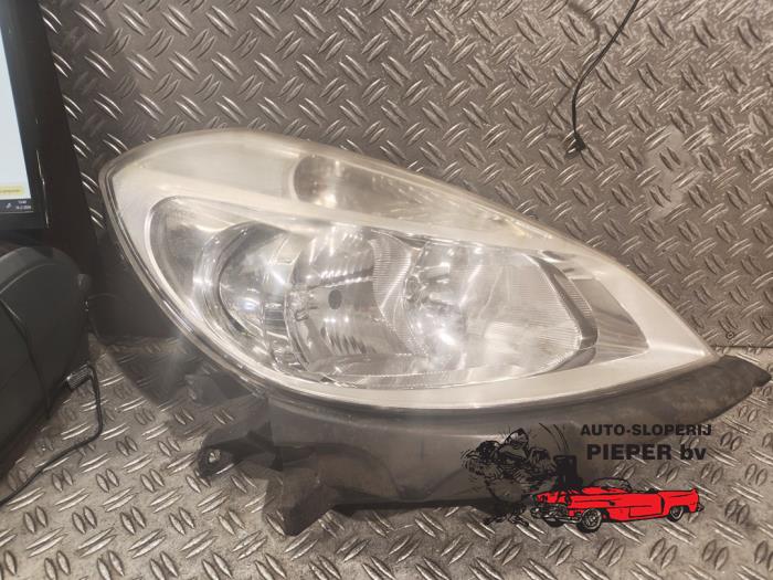 Używane Reflektor prawy Renault Clio III (BR/CR) 1.2 16V 75 Cena € 63,00 Procedura marży oferowane przez Autosloperij Pieper BV