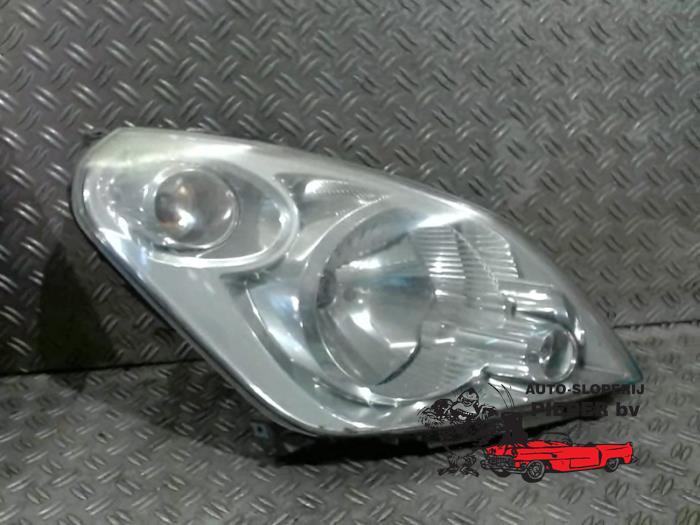 Używane Reflektor prawy Suzuki Splash 1.2 16V Cena € 131,25 Procedura marży oferowane przez Autosloperij Pieper BV