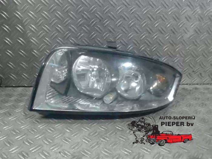 Używane Reflektor lewy Audi A2 (8Z0) 1.4 16V Cena € 52,50 Procedura marży oferowane przez Autosloperij Pieper BV