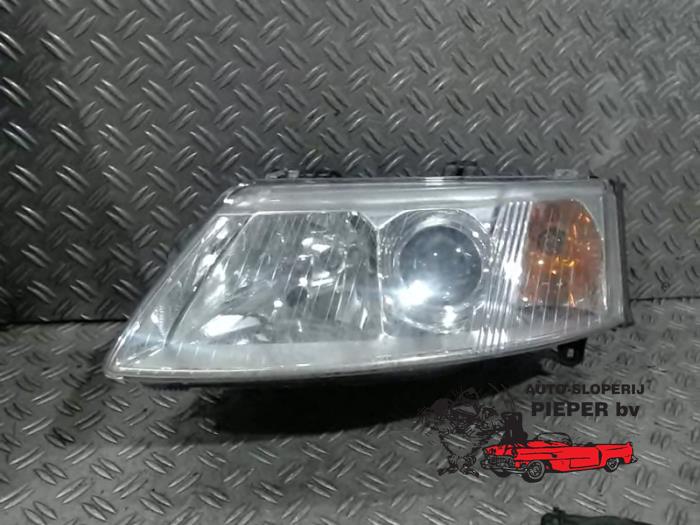 Używane Reflektor lewy Saab 9-3 II Sport Sedan (YS3F) 2.0T 16V Cena € 68,25 Procedura marży oferowane przez Autosloperij Pieper BV