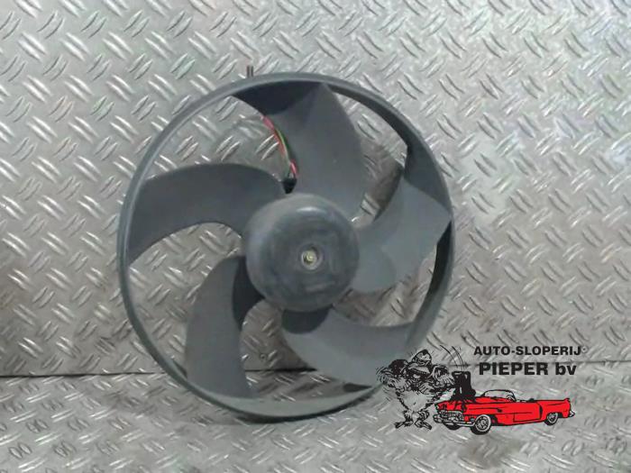 Używane Wentylator Peugeot 206 (2A/C/H/J/S) 1.4 XR,XS,XT,Gentry Cena € 36,75 Procedura marży oferowane przez Autosloperij Pieper BV