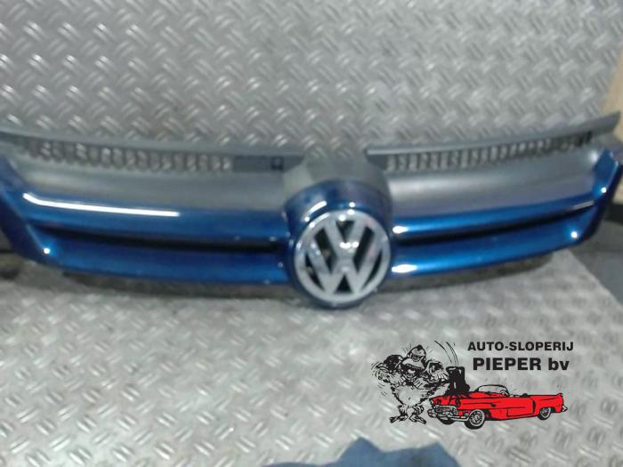 Używane Grill Volkswagen Golf Plus (5M1/1KP) Cena € 63,00 Procedura marży oferowane przez Autosloperij Pieper BV