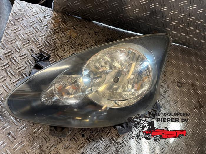 Używane Reflektor lewy Toyota Aygo (B10) 1.0 12V VVT-i Cena € 47,25 Procedura marży oferowane przez Autosloperij Pieper BV