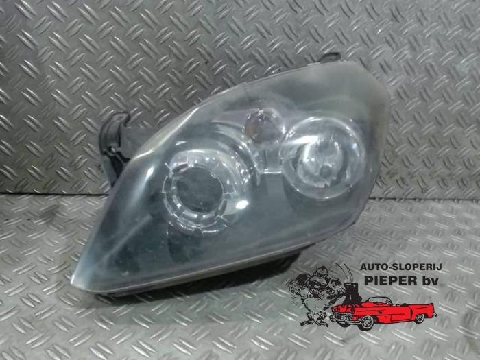 Używane Reflektor lewy Opel Tigra Twin Top 1.8 16V Cena € 94,50 Procedura marży oferowane przez Autosloperij Pieper BV