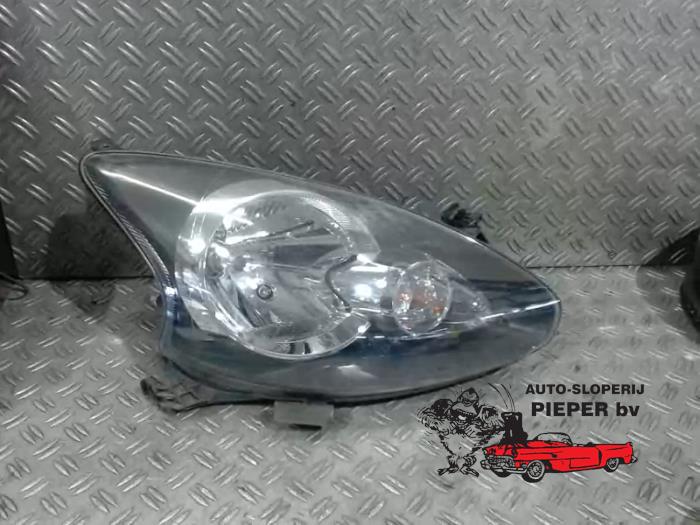 Używane Reflektor prawy Toyota Aygo (B10) 1.0 12V VVT-i Cena € 63,00 Procedura marży oferowane przez Autosloperij Pieper BV
