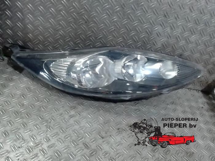 Używane Reflektor prawy Ford Fiesta 6 (JA8) 1.25 16V Cena € 94,50 Procedura marży oferowane przez Autosloperij Pieper BV